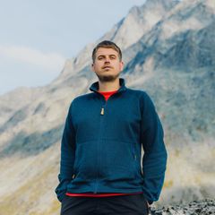 Eine Frau trägt eine Fleecejacke von The North Face.