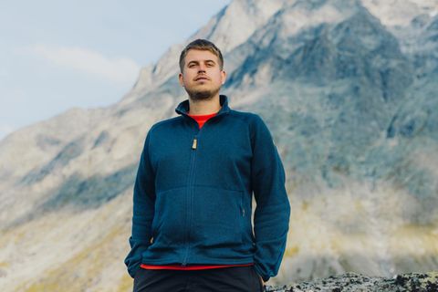 Ein Mann trägt eine Fleecejacke von The North Face.