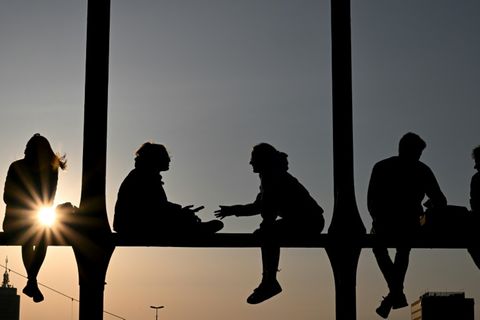 Menschen auf Brücke in München