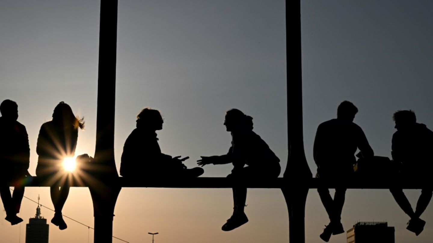 Menschen auf Brücke in München