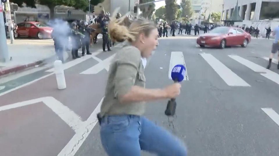 Eine australische Journalistin erschreckt sich bei den Protesten in LA