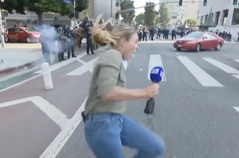 Eine australische Journalistin erschreckt sich bei den Protesten in LA