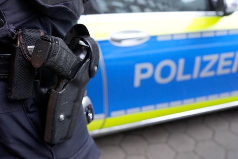 Polizeieinsatz: Dienstwaffe eines Beamten vor Polizeiwagen, Göttingen Symbolbild