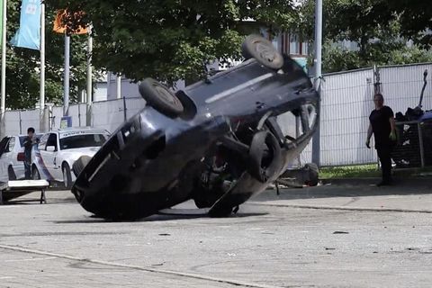 Panne bei Stuntshow: Auto fliegt auf Kamera zu und in die Menge