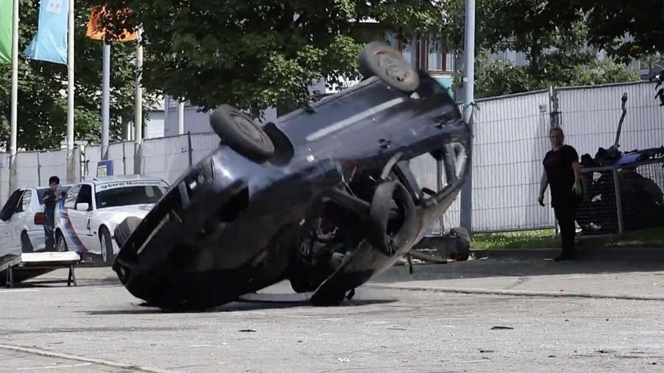 Panne bei Stuntshow: Auto fliegt auf Kamera zu und in die Menge Panne bei Stuntshow: Auto fliegt auf Kamera zu und in die Menge