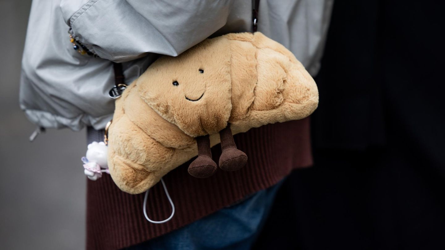 Jellycat Croissant an Tasche