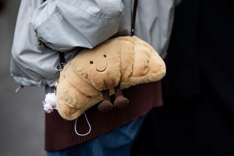 Jellycat Croissant an Tasche