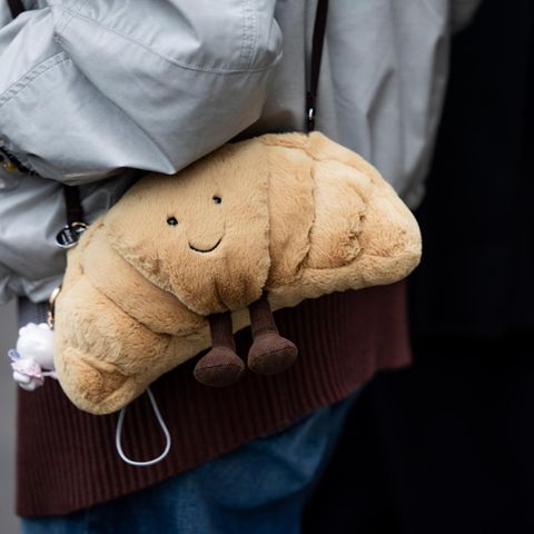Jellycat Croissant an Tasche