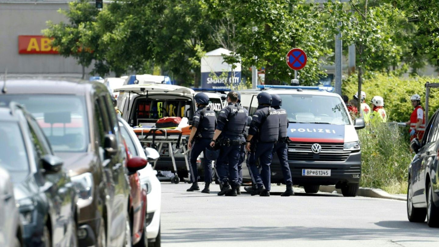 Polizisten nahe der Schule in Graz