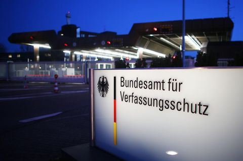 Schild mit der Aufschrift "Bundesamt für Verfassungsschutz"