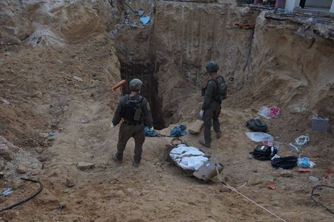 Soldaten stehen vor dem Eingang eines Tunnels, in dem die Leiche Sinwars geborgen worden sein soll
