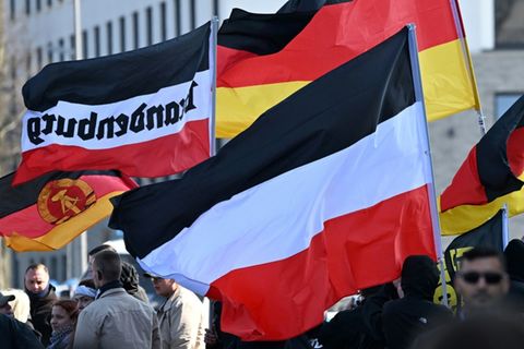 Reichs- und DDR-Flaggen bei rechtextremer Demonstration