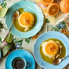 Zwei Teller mit dem Orangenkaramellflan, dazu zwei Gläser Sherry