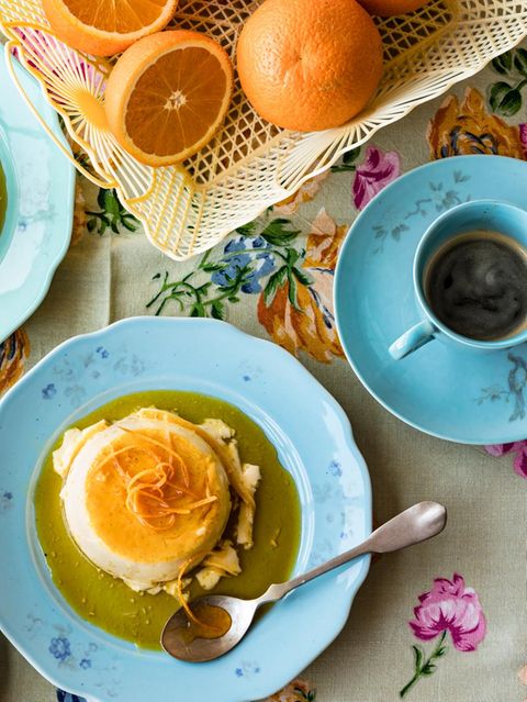 Zwei Teller mit dem Orangenkaramellflan, dazu zwei Gläser Sherry