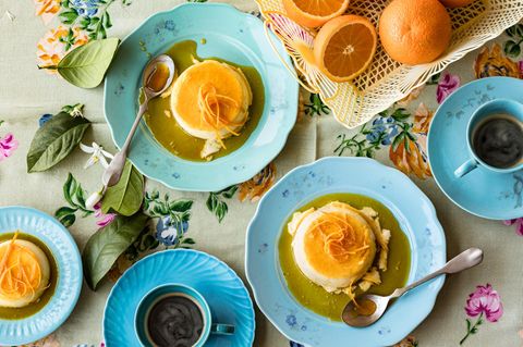 Zwei Teller mit dem Orangenkaramellflan, dazu zwei Gläser Sherry