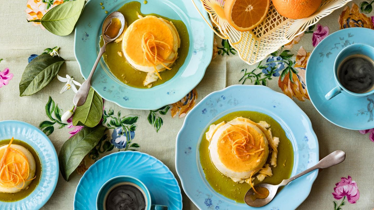 Zwei Teller mit dem Orangenkaramellflan, dazu zwei Gläser Sherry