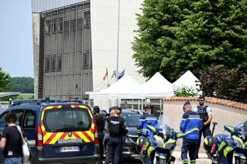 Rettungskräfte und Polizei vor Schule in Nogent-sur-Seine (Frankreich)