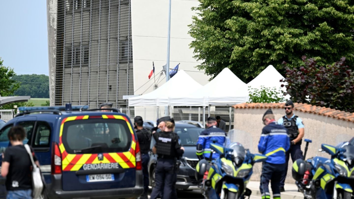 Rettungskräfte und Polizei vor Schule in Nogent-sur-Seine (Frankreich)