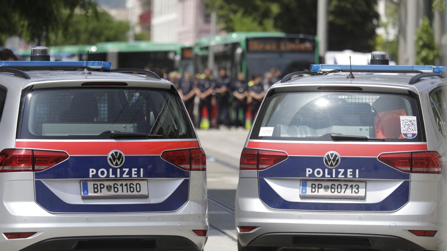 Amoklauf in Graz: Polizeiautos stehen auf Straße, dahinter Polizeiblockade