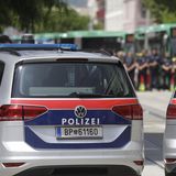 Amoklauf in Graz: Polizeiautos stehen auf Straße, dahinter Polizeiblockade