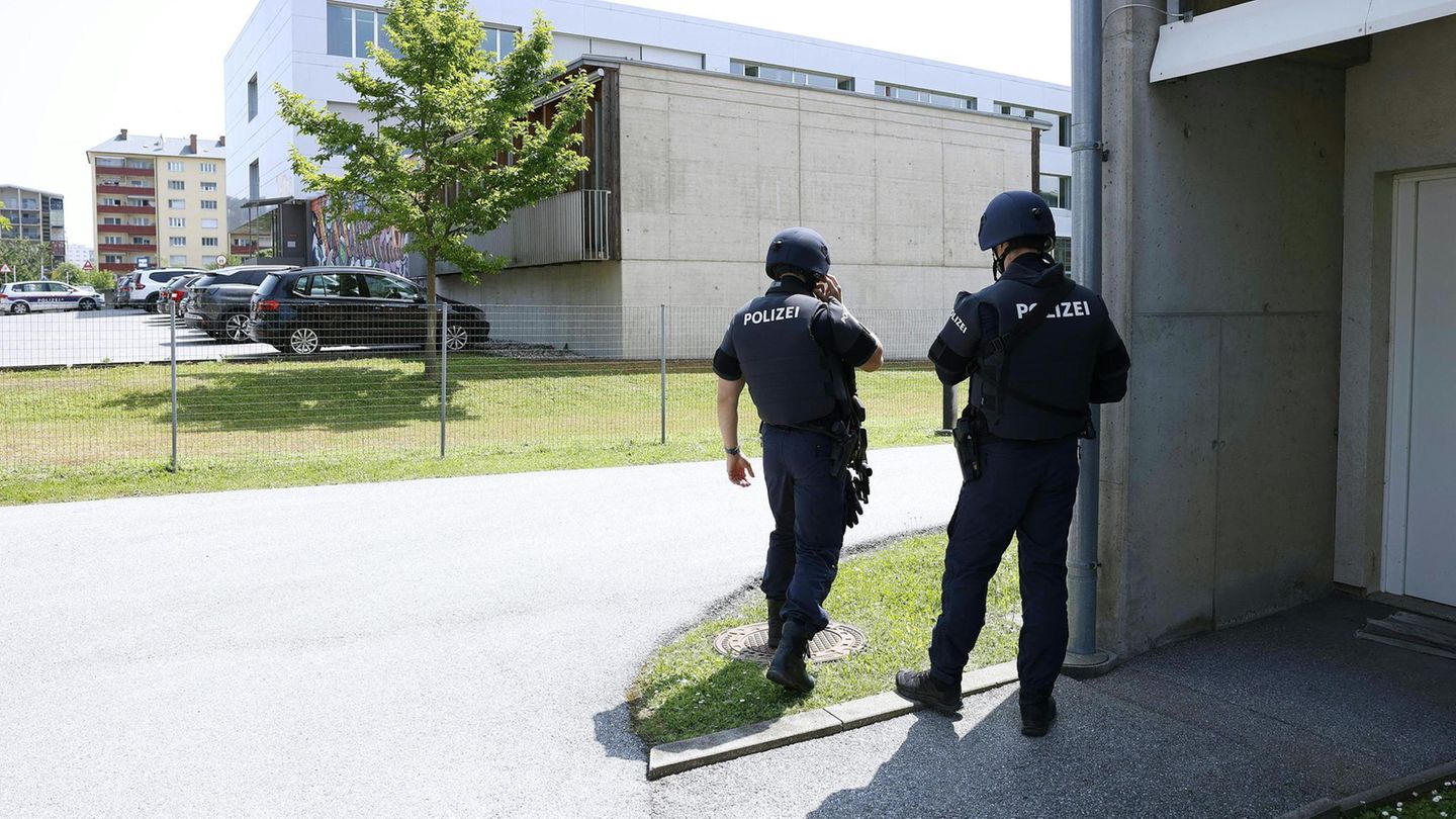 Beamte evakuieren das Gebäude und geleiten Schülerinnen und Schüler sowie Lehrkräfte zu einem sicheren Treffpunkt