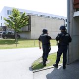 Beamte evakuieren das Gebäude und geleiten Schülerinnen und Schüler sowie Lehrkräfte zu einem sicheren Treffpunkt