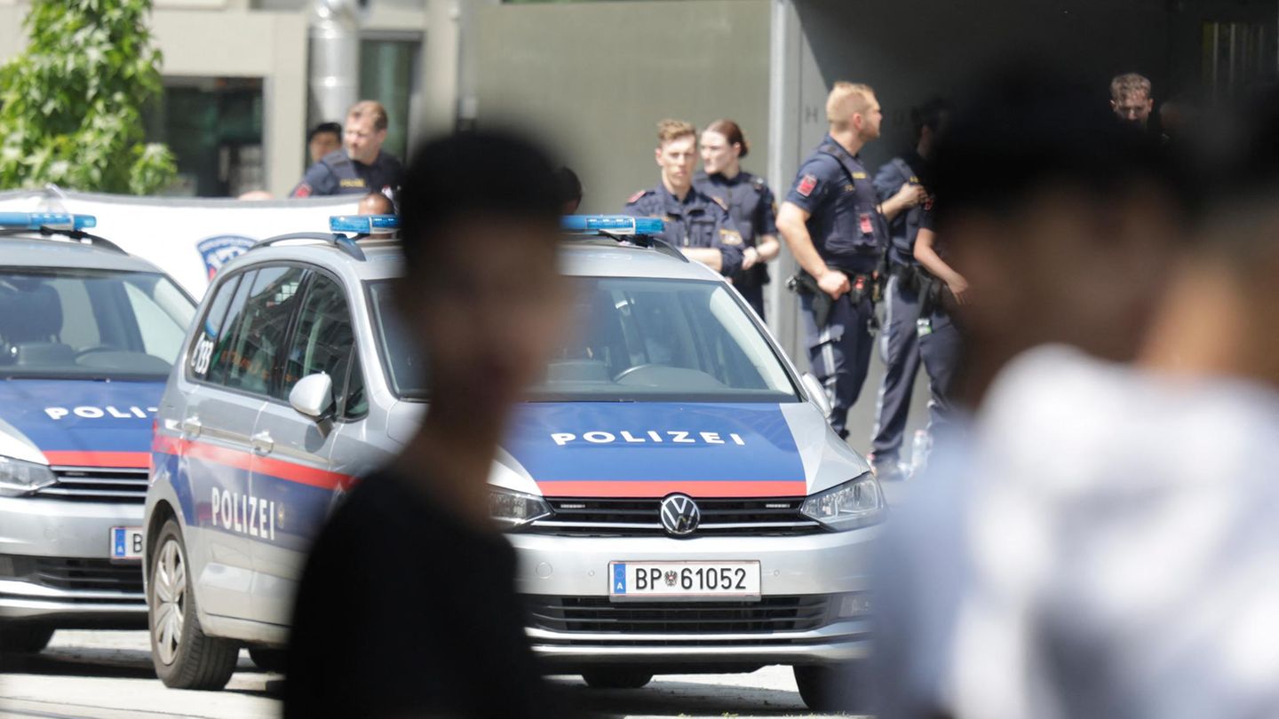 Die Polizei rückt sofort zum Großeinsatz aus, inklusive Spezialkräfte der Antiterroreinheit Cobra
