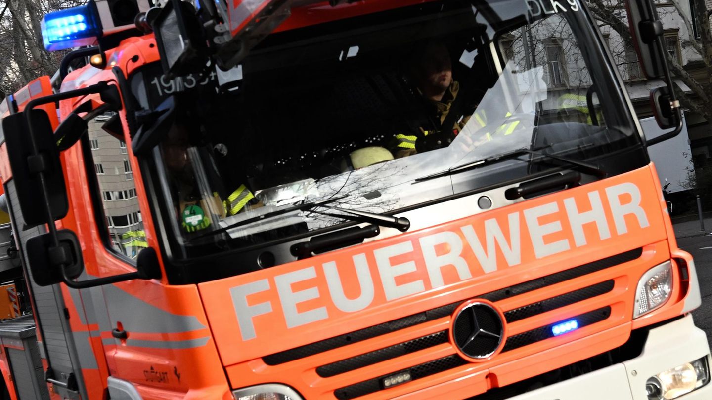 Symbolbild für Stallbrand: Die Front eines Feuerwehrwagens