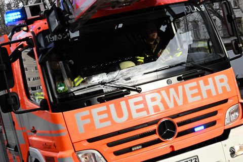Symbolbild für Stallbrand: Die Front eines Feuerwehrwagens
