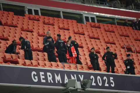 Polizei und Rettungskräfte stehen auf der Tribüne, wo ein Fan beim Nations-League-Finale herabstürzte
