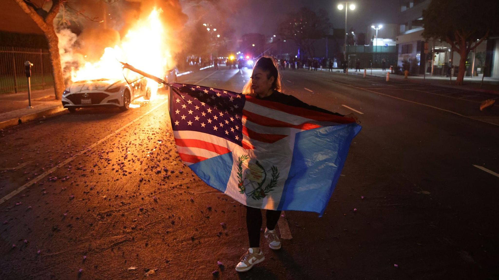 Eine Frau in Los Angeles protestiert gegen Abschieberazzien, die Donald Trump angeordnet hatte