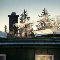 Schornstein neben PV-Anlage