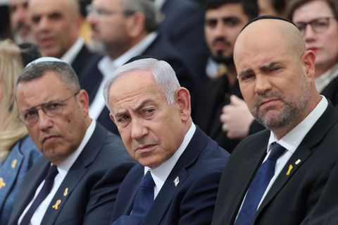 Israels Ministerpräsident Benjamin Netanjahu (m) neben dem Sprecher der israelischen Knesset, Amir Ohana (r)