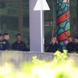 Polizeibeamte vor der Schule in Graz