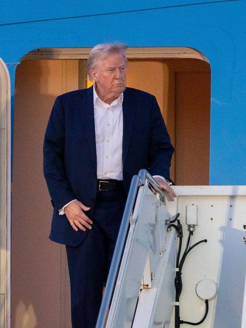 Donald Trump steht in der Eingangstür der Air Force One
