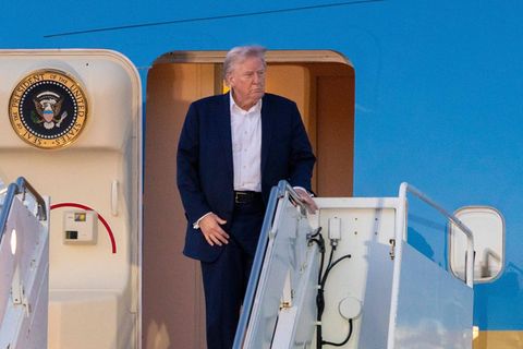 Donald Trump steht in der Eingangstür der Air Force One