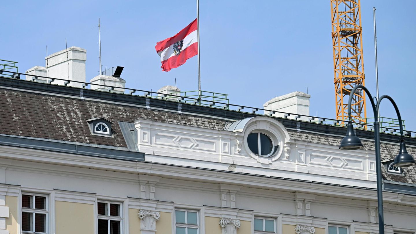 Die österreichische Fahne hängt auf Halbmast am Bundeskanzleramt