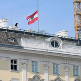 Die österreichische Fahne hängt auf Halbmast am Bundeskanzleramt