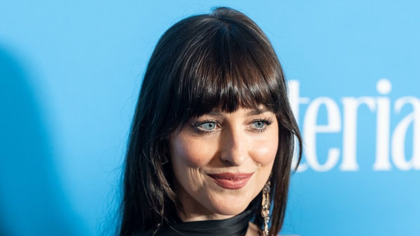 Dakota Johnson: Actress is “totally hot” on sex scenes
