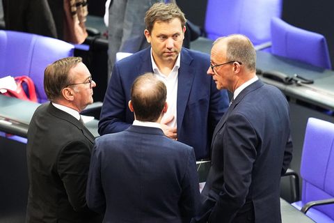 SPD-Chef Klingbeil mit Kanzler Merz und Verteidigungsminister Pistorius im Bundestag