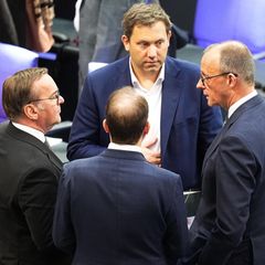 SPD-Chef Klingbeil mit Kanzler Merz und Verteidigungsminister Pistorius im Bundestag