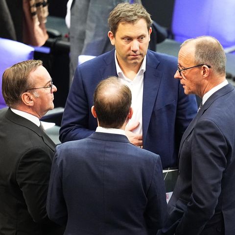 SPD boss Klingbeil with Chancellor Merz and Defense Minister Pistorius in the Bundestag
