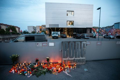 Kerzen und Blumen vor der Schule in Graz