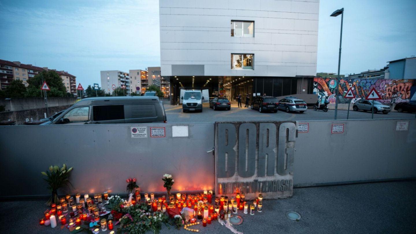 Kerzen und Blumen vor der Schule in Graz