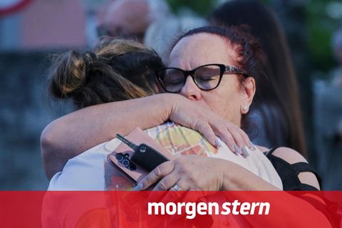 Wieder Trauer: Menschen spenden sich nach dem Amoklauf in Graz gegenseitig Trost
