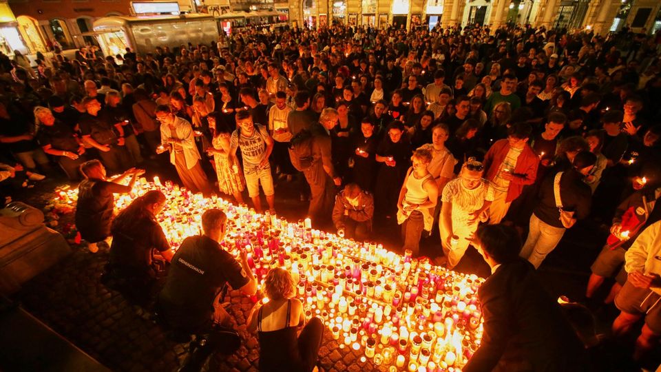 Trauernde kamen am Abend im Stadtzentrum von Graz zusammen, um der Opfer des Amoklaufs zu gedenken