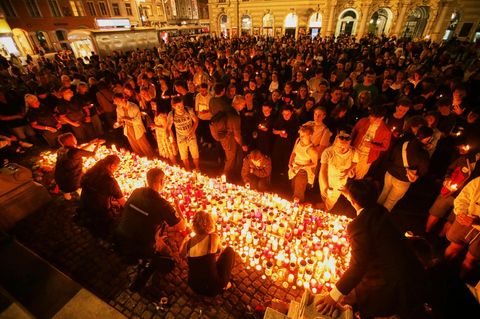Trauernde kamen am Abend im Stadtzentrum von Graz zusammen, um der Opfer des Amoklaufs zu gedenken