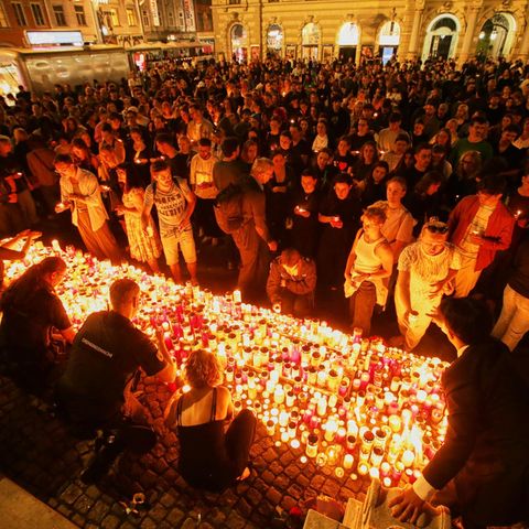 Trauernde kamen am Abend im Stadtzentrum von Graz zusammen, um der Opfer des Amoklaufs zu gedenken