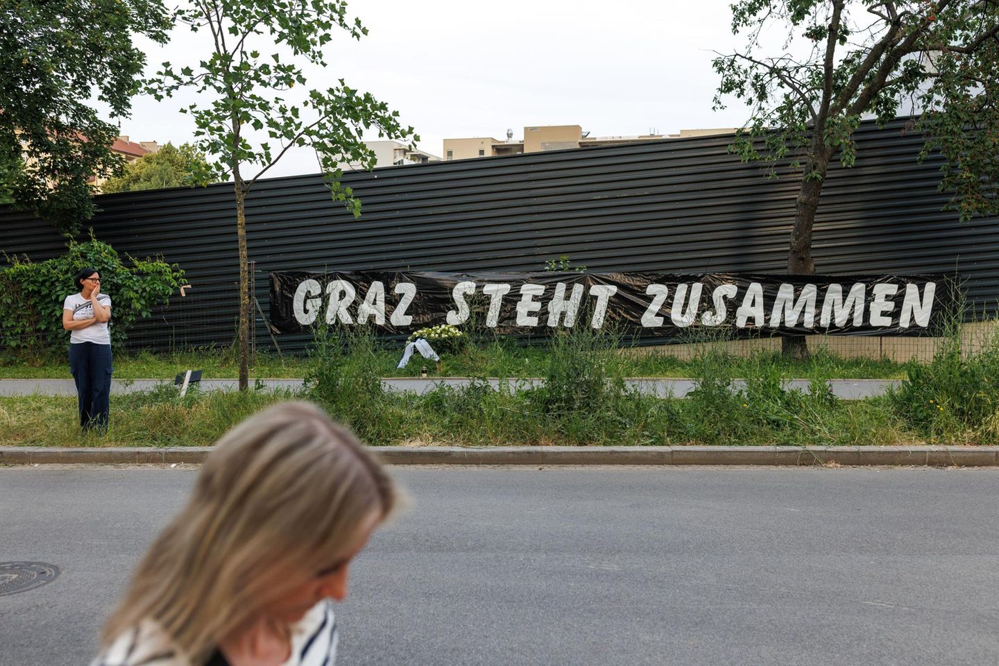 Schild mit der Aufschrift: "Graz steht zusammen"