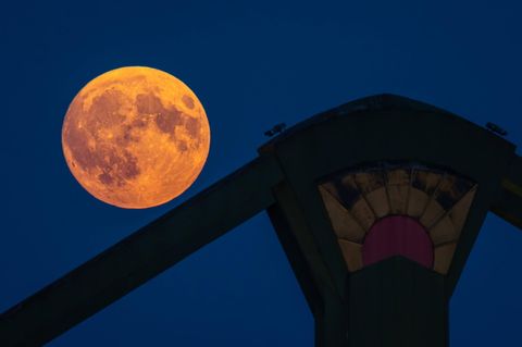 Erdbeermond am Himmel zu sehen